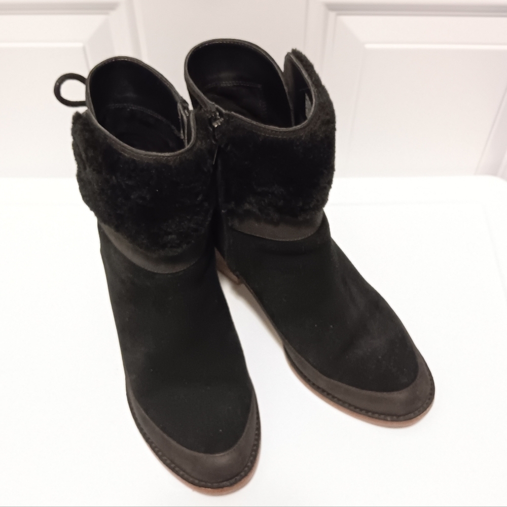 UGG| Kirke Ankle Boots Black Suede Shearling Trim Missing Shoe Lace 9.5 - Picture 2 of 8